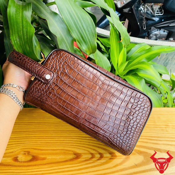 Chiếc clutch da cá sấu nâu đất, thời trang và đẳng cấp cổ điển.