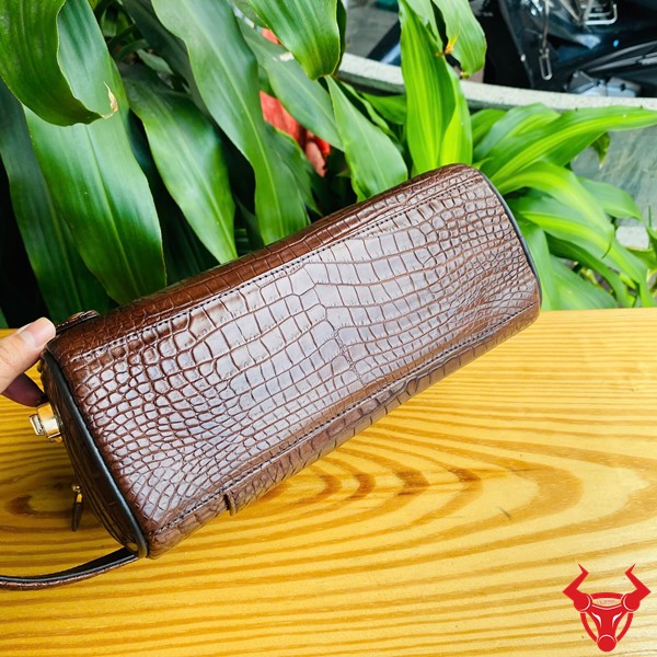 Túi clutch da cá sấu nâu đất, sang trọng và cổ điển thời th