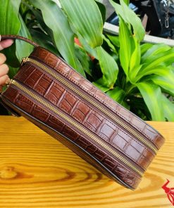 Chiếc clutch da cá sấu nâu đất, sang trọng và đẳng cấp cổ điển.