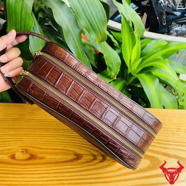 Chiếc clutch da cá sấu nâu đất, sang trọng và đẳng cấp cổ điển.