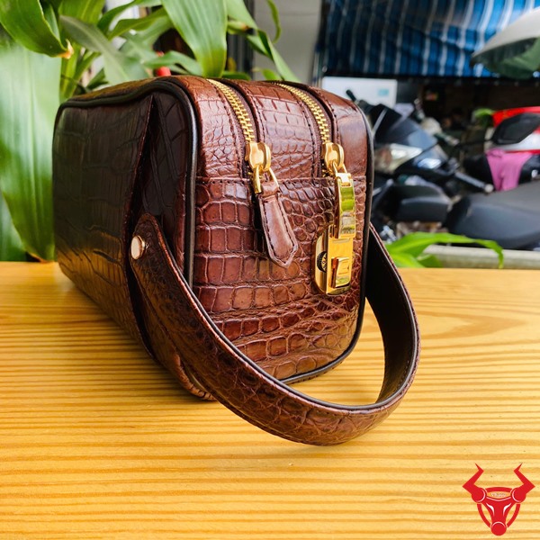 Túi clutch da cá sấu màu nâu đất, phong cách thời trang sang trọng và cổ điển