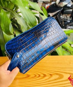 Clutch hộp xanh patina da cá sấu CGA8 – tạo dấu ấn nơi bạn đến.
