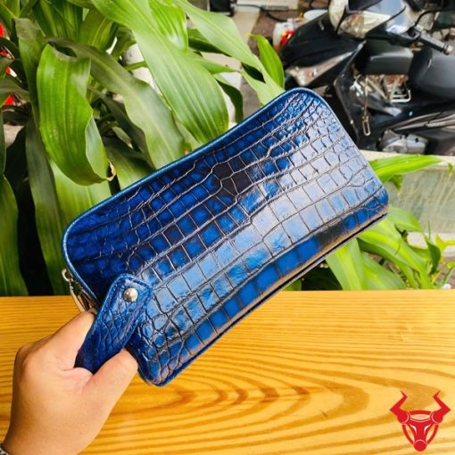 Clutch hộp xanh patina da cá sấu CGA8 – tạo dấu ấn nơi bạn đến.