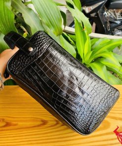 Túi xách tay nam da cá sấu CGA8 đen đậm chất thời trang.