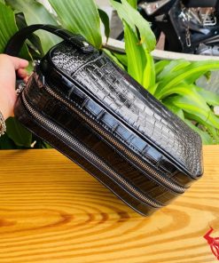 Túi clutch nam da cá sấu sang trọng, màu đen thời thượng.