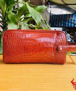 Túi clutch da cá sấu đỏ, phong cách thời trang và gọn gàng đẳng cấp.