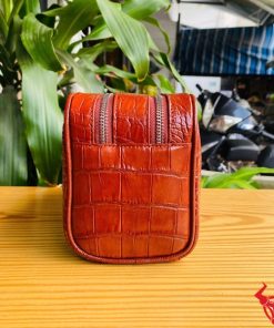 Chiếc clutch da cá sấu đỏ, thời trang và sang trọng gọn gàng.