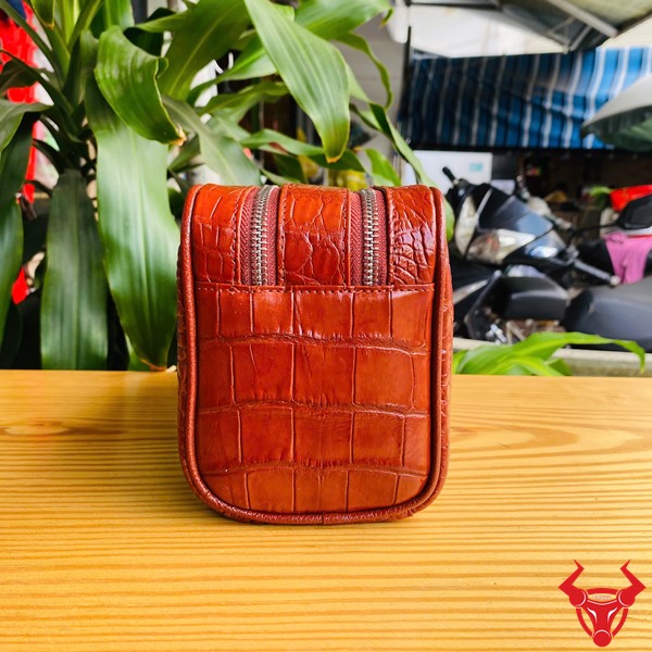 Đẳng cấp hiện đại với túi clutch đỏ nổi bật Chiếc clutch da cá sấu đỏ, thời trang và sang trọng gọn gàng.