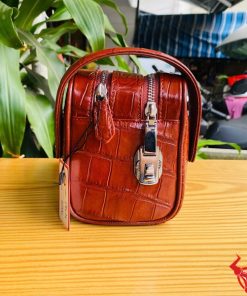 Túi clutch da cá sấu đỏ, thời trang sang trọng và gọn gàng.