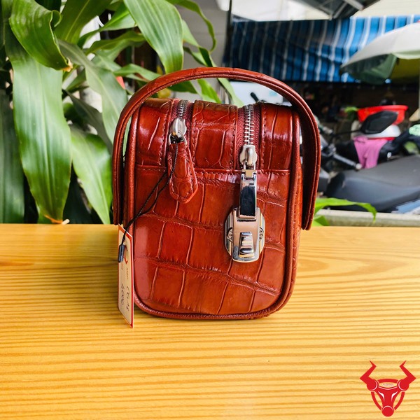 Clutch da cá sấu - phong cách gọn gàng sang trọng Túi clutch da cá sấu đỏ, thời trang sang trọng và gọn gàng.