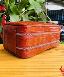 Chiếc clutch da cá sấu đỏ, thời trang và đẳng cấp gọn gàng.