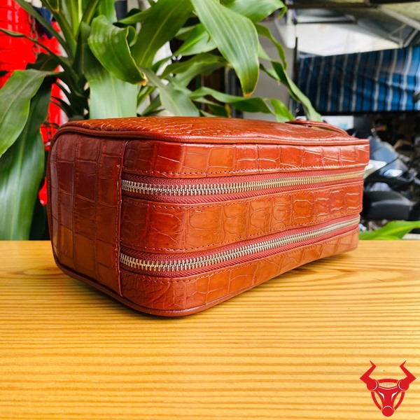 Túi clutch da cá sấu CGA8 - biểu tượng thời trang Chiếc clutch da cá sấu đỏ, thời trang và đẳng cấp gọn gàng.