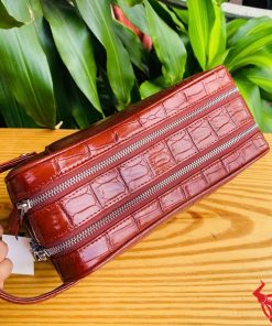 Túi clutch da cá sấu đỏ, sang trọng và gọn gàng thời trang.