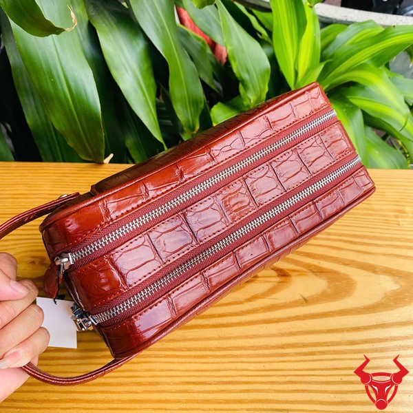 Đẳng cấp tuyệt vời với clutch đỏ gọn gàng Túi clutch da cá sấu đỏ, sang trọng và gọn gàng thời trang.