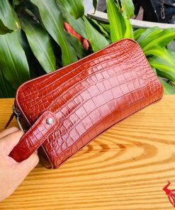 Chiếc clutch da cá sấu đỏ, thời trang sang trọng và gọn gàng.