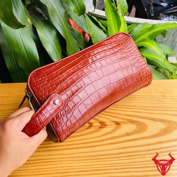 Phong cách thời thượng từ da cá sấu đỏ Chiếc clutch da cá sấu đỏ, thời trang sang trọng và gọn gàng.