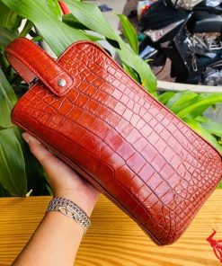 Túi clutch da cá sấu đỏ, thời trang sang trọng và gọn gàng.