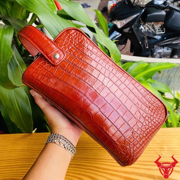 Clutch CGA8 - tinh tế và đẳng cấp gọn nhẹ Túi clutch da cá sấu đỏ, thời trang sang trọng và gọn gàng.