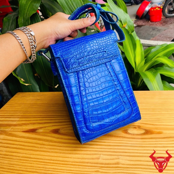 Túi Đeo Chéo Nam Phong Cách – Da Bụng Cá Sấu Cao Cấp Túi đeo chéo da cá sấu cao cấp – thể hiện phong cách cá nhân mạnh mẽ.