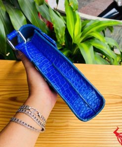 Túi đeo chéo sang trọng với tone màu xanh ấn tượng và chất da quý hiếm.
