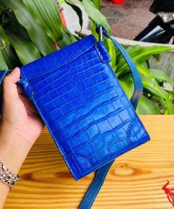 Túi đeo chéo cá sấu thiết kế sắc nét, vân da rõ và mạnh mẽ.