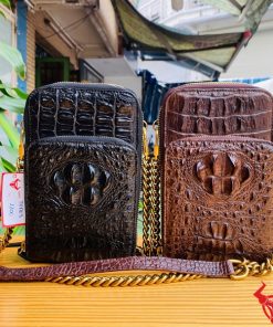 Hình ảnh túi da gù cá sấu xanh navy bền bỉ, cao cấp, năng động, tiện dụng.