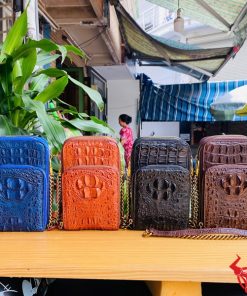 Hình ảnh túi đựng điện thoại da gù cá sấu màu xanh navy cao cấp, bền bỉ, năng động, tiện dụng.