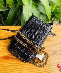 Hình ảnh túi điện thoại da cá sấu năng động, cao cấp, bền bỉ, tiện dụng.