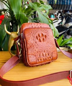 Hình ảnh túi đeo chéo nam da cá sấu nâu đỏ, sang trọng, bền bỉ, phong cách đẳng cấp.
