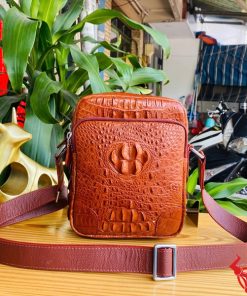 Hình ảnh túi đeo chéo nam da cá sấu màu nâu đỏ, thiết kế thời trang, sang trọng, bền bỉ, đẳng cấp.
