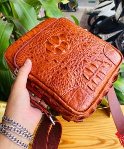 Hình ảnh túi đeo chéo nam da cá sấu nâu đỏ, sang trọng, bền bỉ, phong cách đẳng cấp.