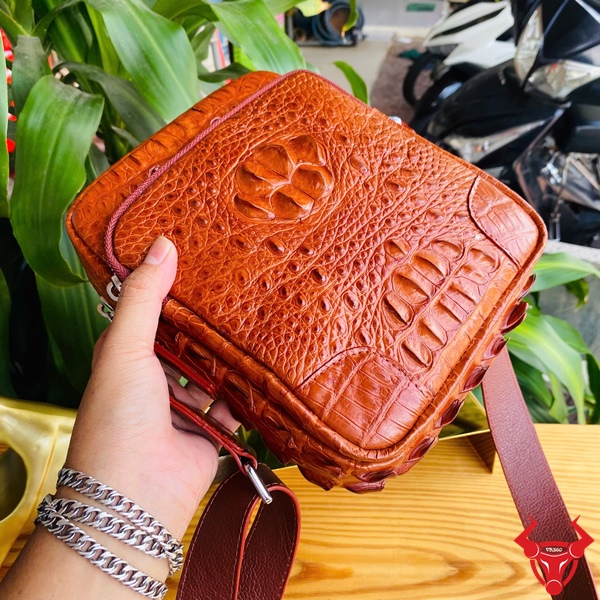 Túi Đeo Chéo Nam Sang Trọng TVA4 Hình ảnh túi đeo chéo nam da cá sấu nâu đỏ, sang trọng, bền bỉ, phong cách đẳng cấp.