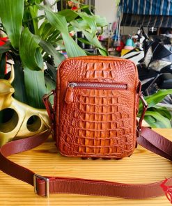 Hình ảnh túi đeo chéo nam da cá sấu nâu đỏ, đẳng cấp, sang trọng, bền bỉ.