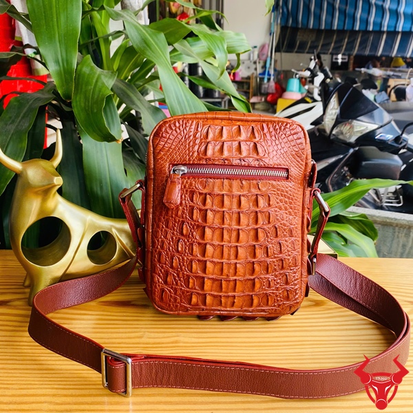 Phong cách thời trang Túi Da Cá Sấu Nam TVA4 Hình ảnh túi đeo chéo nam da cá sấu nâu đỏ, đẳng cấp, sang trọng, bền bỉ.