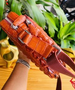 Hình ảnh túi đeo chéo nam da cá sấu nâu đỏ, bền bỉ, sang trọng, phong cách đẳng cấp.