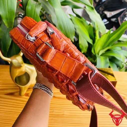 Hình ảnh túi đeo chéo nam da cá sấu nâu đỏ, bền bỉ, sang trọng, phong cách đẳng cấp.