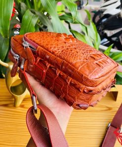 Hình ảnh túi đeo chéo nam da cá sấu nâu đỏ, đẳng cấp, bền bỉ, sang trọng.