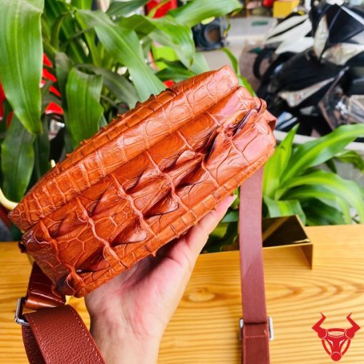 Hình ảnh túi đeo chéo nam da cá sấu nâu đỏ, đẳng cấp, bền bỉ, phong cách thời trang.