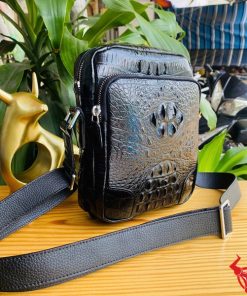 Túi đeo chéo cá sấu TVA4 – sự kết hợp của thời trang và đẳng cấp nam giới hiện đại.