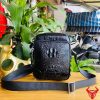 Túi đeo chéo nam TVA4 từ da cá sấu gù thật, tạo dấu ấn mạnh mẽ và phong cách cá tính.