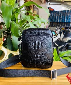 Túi đeo chéo nam TVA4 từ da cá sấu gù thật, tạo dấu ấn mạnh mẽ và phong cách cá tính.