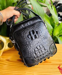 Túi đeo chéo da cá sấu TVA4 – năng động, thời trang, bền bỉ.