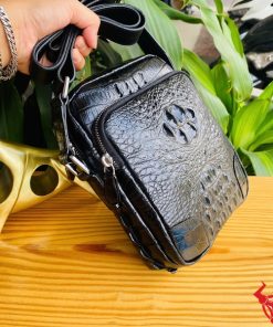 Túi đeo chéo nam TVA4 mang đến hình ảnh người đàn ông bản lĩnh, thành đạt.