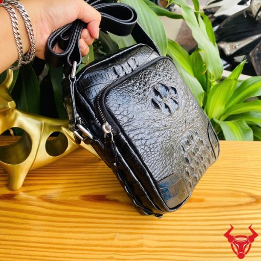 Túi đeo chéo nam TVA4 mang đến hình ảnh người đàn ông bản lĩnh, thành đạt.