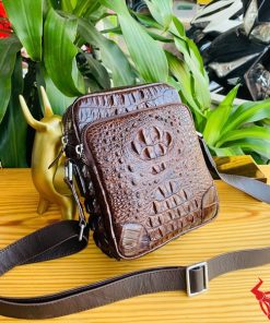 Hình ảnh túi đeo chéo da cá sấu nâu chocolate, sang trọng, bền bỉ, phong cách đẳng cấp.