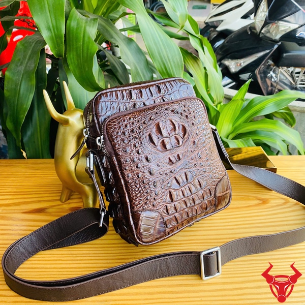 Túi Da Cá Sấu TVA4 - Thời trang cao cấp Hình ảnh túi đeo chéo da cá sấu nâu chocolate, sang trọng, bền bỉ, phong cách đẳng cấp.