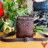 Hình ảnh túi đeo chéo da cá sấu màu nâu chocolate, thiết kế thời trang, sang trọng, bền bỉ, đẳng cấp.