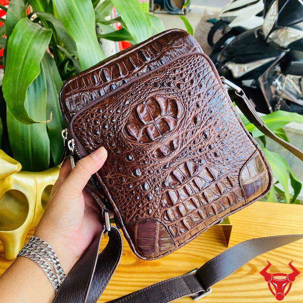 Đẳng cấp và bền bỉ với TVA4 Hình ảnh túi đeo chéo da cá sấu nâu chocolate, đẳng cấp, bền bỉ, phong cách thời trang.