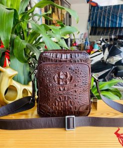 Hình ảnh túi đeo chéo da cá sấu màu nâu chocolate, thiết kế thời trang, sang trọng, bền bỉ, đẳng cấp.