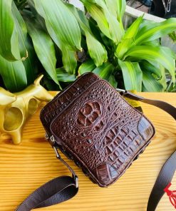 Hình ảnh túi đeo chéo da cá sấu nâu chocolate, bền bỉ, sang trọng, đẳng cấp thời trang.